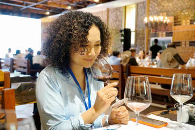 2022中國有約 中外媒體探訪寧夏，品味葡萄酒的